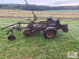 lot 312 image: John Deere 8235 2-row potato digger...