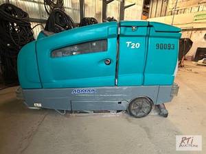 lot 478 image: 2016 Tennant T20 ride on floor scru...