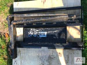 lot 186 image: Vorx pallet forks for mini skid loa...