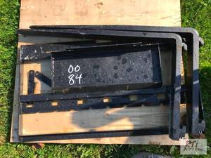 lot 187 image: Vorx pallet forks for mini skid loa...
