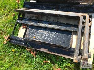 lot 189 image: Vorx pallet forks for mini skid loa...