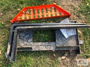 lot 199 image: Wolverine heavy duty pallet forks w...