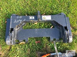 lot 216 image: Wolverine quick hitch adapter for s...