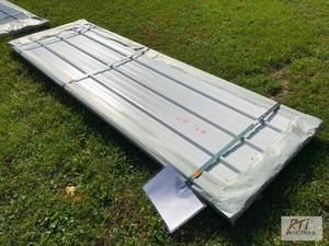 lot 256 image: 50x 9ft 10in x 37.5in white siding ...