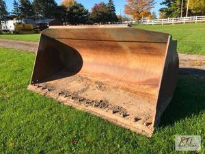 lot 420 image: CNH 2.5 yard pin on bucket with bol...