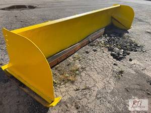 lot 447 image: 16ft bucket mount snow pusher. Low ...