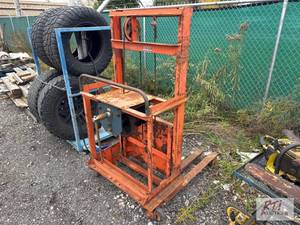 lot 639 image: Economy Engineering Co. manual lift...