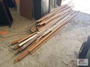lot 657 image: Oak moldingtrim. Assorted sizes an...