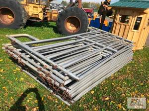 lot 672 image: 15X 12ft fence panels for round pen...