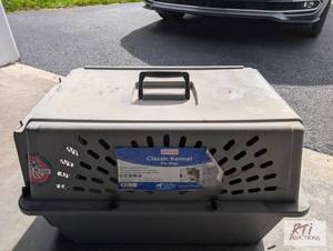 lot 815 image: Petco Classic Kennel. The item is l...
